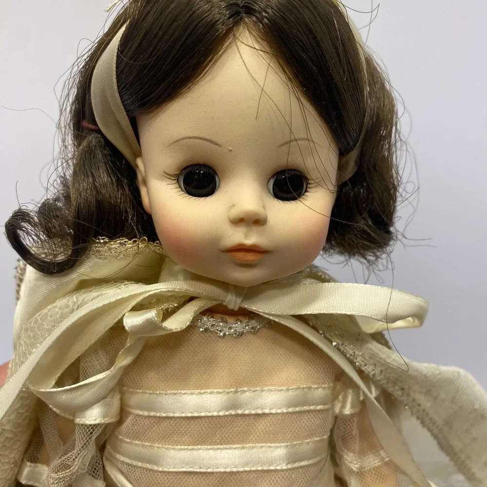 Madame Alexander Snow White Doll Cream Vintage Sleep Eyes Cape
